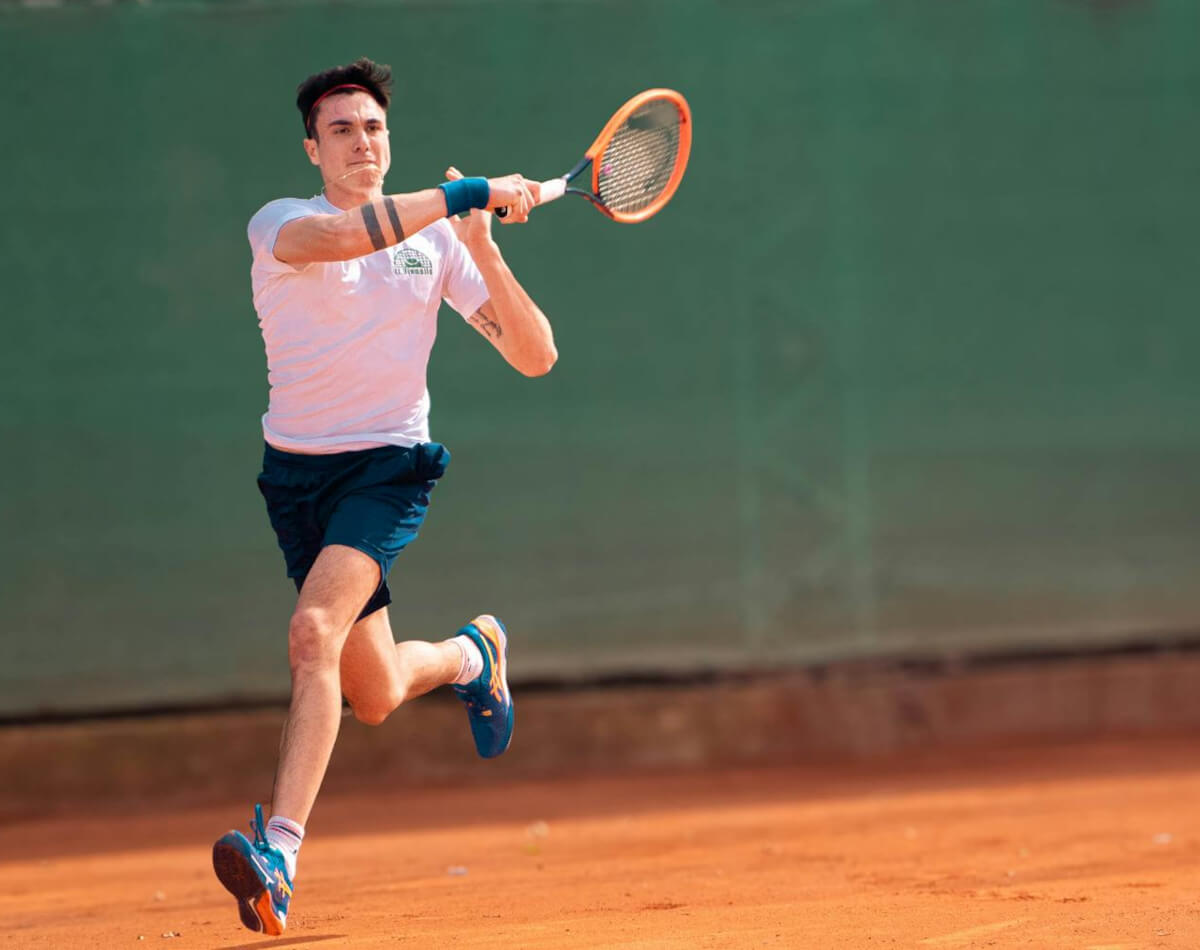 Male athlete playing tennis with no lateral epicondylitis pain and hitting a forehand winner. He uses Battle Balm all natural & organic topical pain cream to stay healthy on the tennis court.